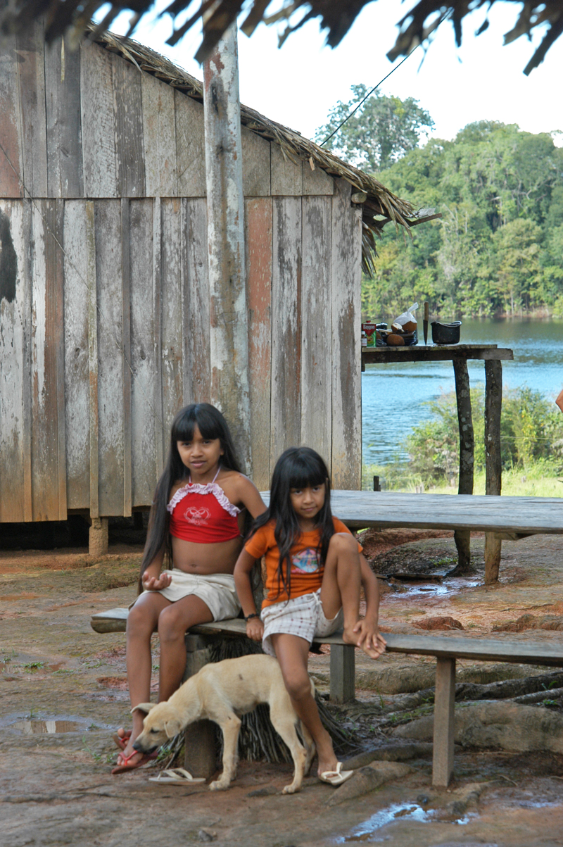 A stop at a small aldeia, or native village, children included